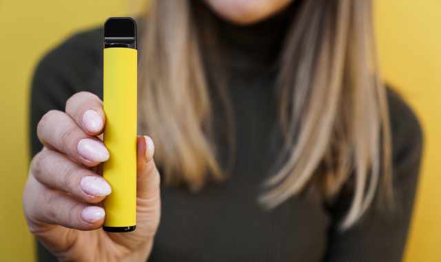 Denti gialli da fumo? Ecco perch passare al vapore elettronico pu migliorare il sorriso