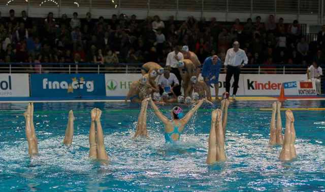 Il nuoto sincronizzato, piccole ninfe che danzano e volteggiano nell'acqua