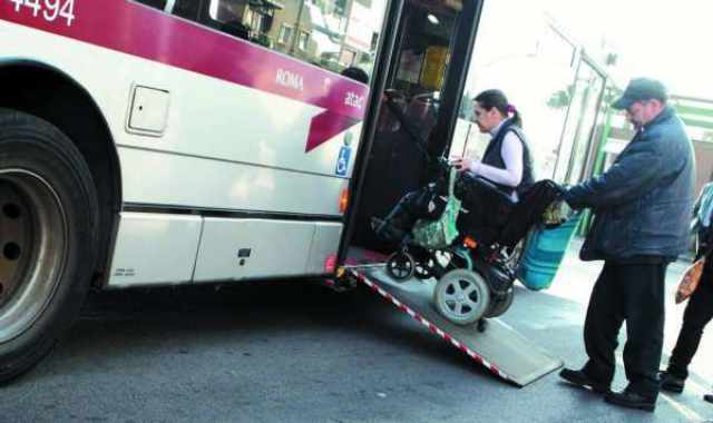 Bari, gite negate ai disabili in carrozzina: i bus non hanno le pedane