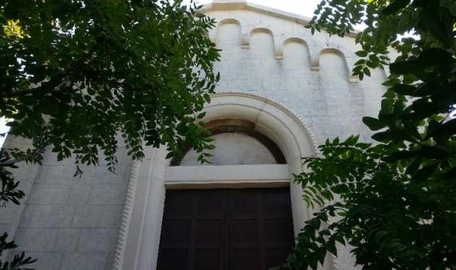 La ''chiesa del Trampolino'': sul mare di Bari un piccolo edificio nascosto