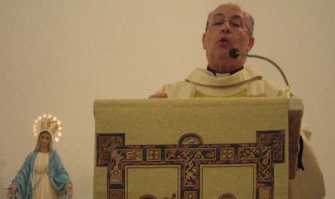 Don Mario, esorcista: ecco come si svolgono le sue messe ''di guarigione''