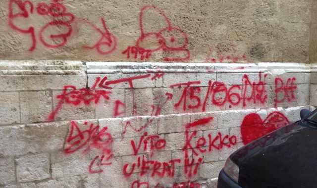 Bari Vecchia, tutti i monumenti marchiati dai vandali: foto