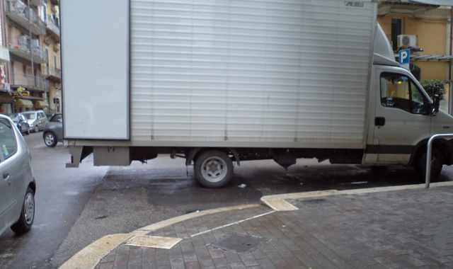 Percorrere via Dante? Difficile per chiunque, impossibile per i disabili