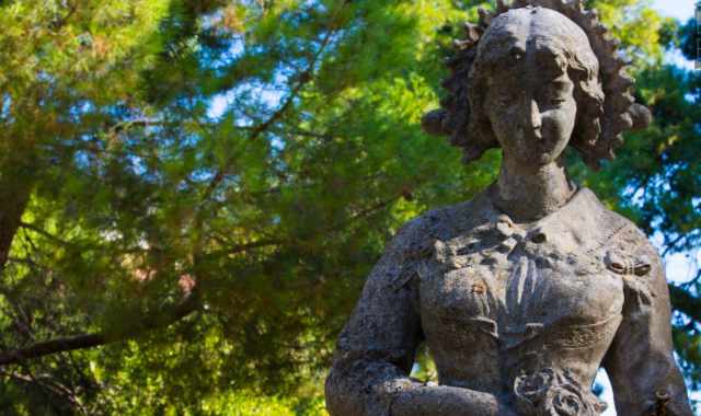 Fanciulle, putti e levrieri: nei giardini delle ville baresi vive il ricordo della ditta De Filippis