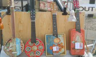 Chitarre e bassi fatti con scatole di biscotti: l'arte di Roberto Matteacci