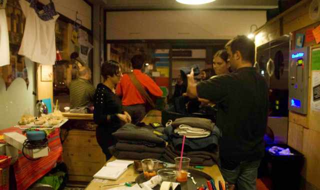 Il mondo delle lavanderie a gettoni, popolato da immigrati e fuorisede