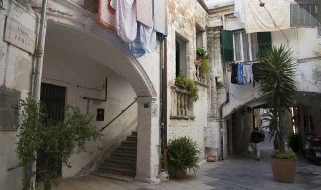 Bari Vecchia, in giro per le pittoresche corti: antenate dei moderni condomni