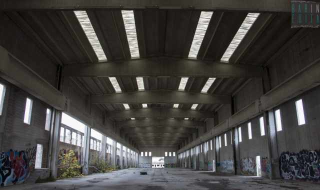Bari, tra graffiti e abbandono viaggio nell'enorme ex fabbrica Scac di Santo Spirito