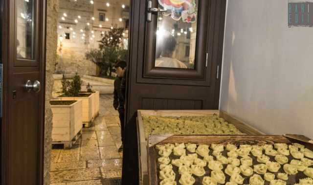 Presepi, cartellate e tradizioni: viaggio natalizio nei ''sottani'' di Bari Vecchia