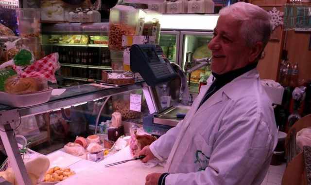 Bari Vecchia, la storia di Nino e dei suoi panini ''fantasia'': Altro che fast food