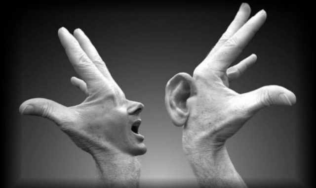 Comunicare con il corpo:  la lingua dei segni. Ma qui non  riconosciuta