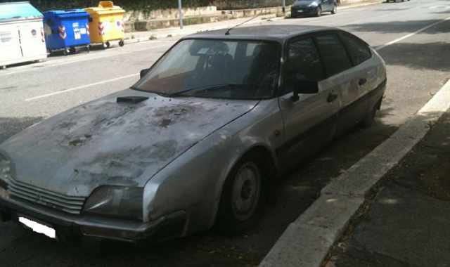 Parcheggiata e ferma da anni, con l'assicurazione pagata: il mistero della ''Citroen grigia''