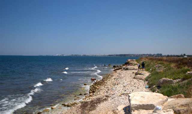 Palese, la polizia fa sgomberare la costa: Piombo in mare. E' giallo