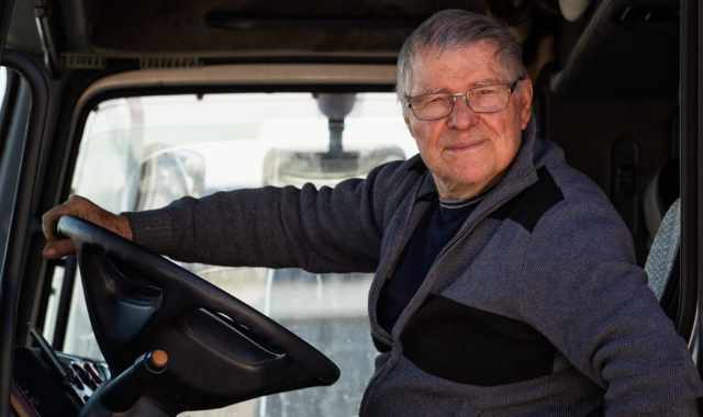 La storia del barese Angelo, camionista a 79 anni: «Non smetterò mai di viaggiare»
