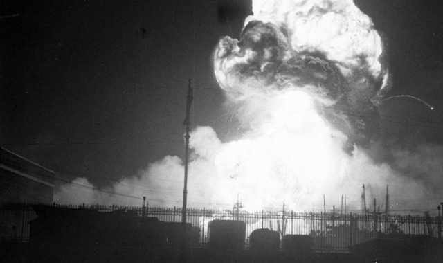 Bari bombardata: dopo pi di 70 anni pubblicate le incredibili foto dell'attacco al porto