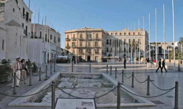 I turisti si lamentano: a Bari nessun cartello segnaletico per i monumenti