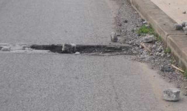 Hai forato per colpa di una buca? Puoi denunciare il Comune: ecco come fare