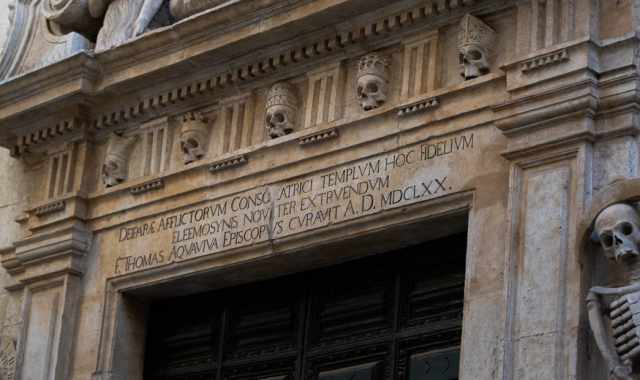 Scheletri, teschi e reliquie:  la lugubre ma affascinante chiesa del Purgatorio di Bitonto 