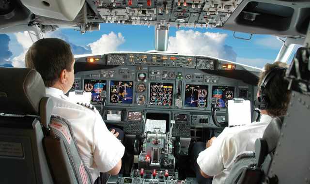 Pilotare un aereo? Servono 120mila euro, senza garanzie d'assunzione