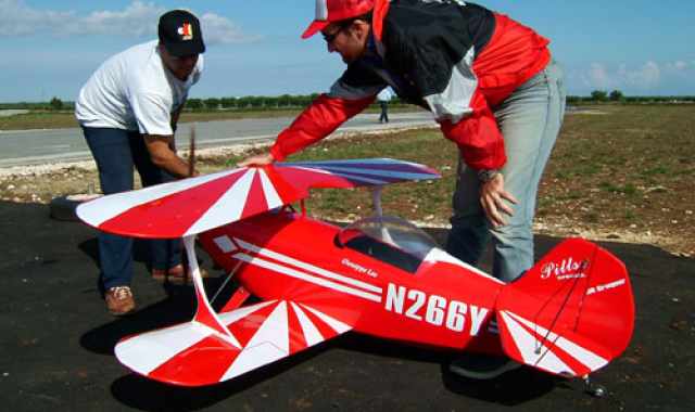 Volteggi, gare di velocit e precisione:  il mondo dell'aeromodellismo