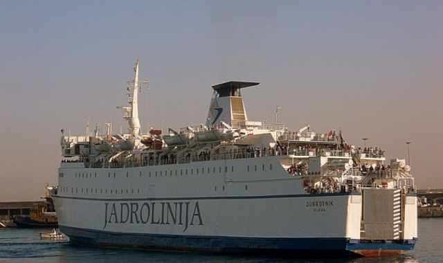 Il comandante di una nave? E' pure prete, sindaco e poliziotto