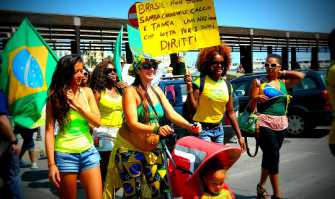 Bari come il Brasile: colorato corteo di protesta sul lungomare. Foto