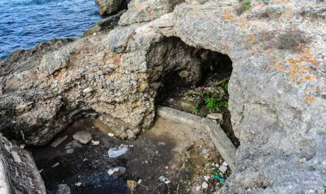 Grotte ed ipogei (tra i rifiuti): Torre a Mare culla di un'antica civilt