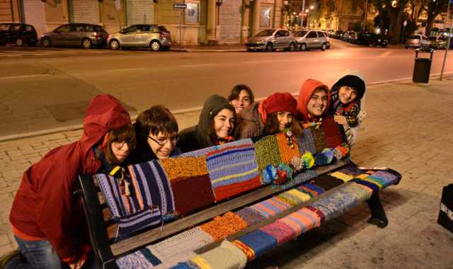 Guerrilla Knitting: di notte per rivestire i monumenti con l'uncinetto