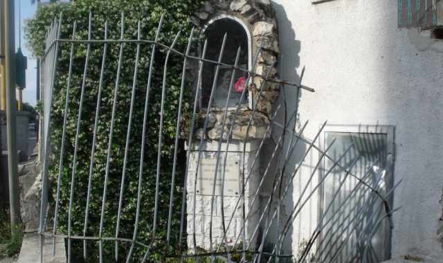 Carrassi, auto contro edicola votiva: addio alla statua della Madonna. Era l da 58 anni