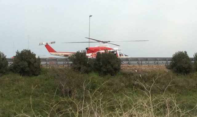 Bari, grave incidente: sulla 16 bis atterra un elicottero. Foto