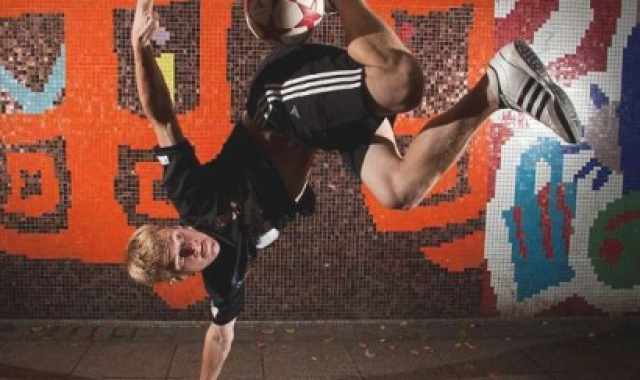 Arriva il calcio freestyle, virtuosismi e acrobazie con il pallone