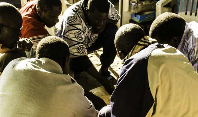 Bari, terra di ghetti e caporali: Sfruttamento nei mercati di ciliegie, mucche e uva