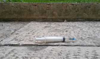 Ateneo, due siringhe in giardino. I sorveglianti: non possiamo farci nulla