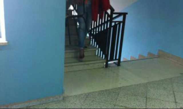 Perotti, studenti a lezione senza banchi e sedie: non sono abbastanza