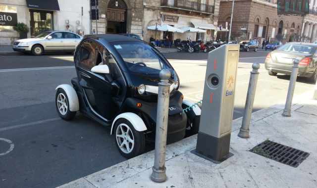 Bari, flop dell'auto elettrica: 25 colonnine per la ricarica inutilizzate