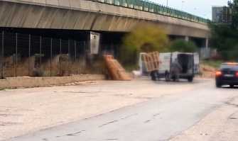 Japigia, colti sul fatto: ecco chi butta i rifiuti sotto il ponte. Video