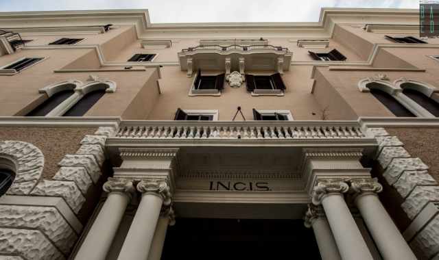 Dagli anni 30 si stagliano sul lungomare di Bari: sono i monumentali complessi 