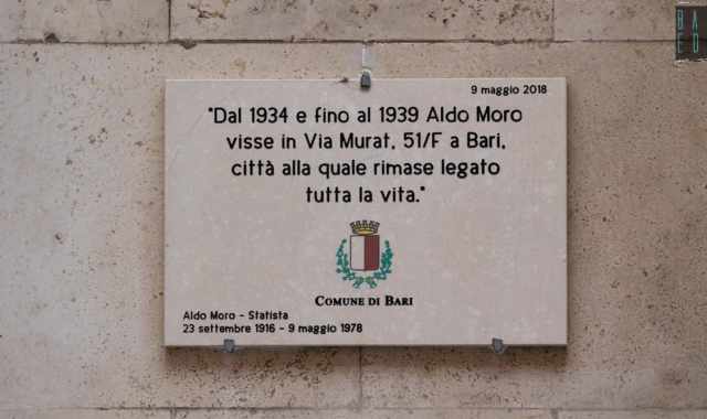 Bari, Aldo Moro non visse l: la targa in onore del politico messa nel posto sbagliato