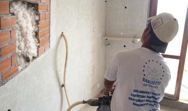 Isolare casa con il poliuretano a spruzzo: come funziona, quanto costa e quando conviene davvero