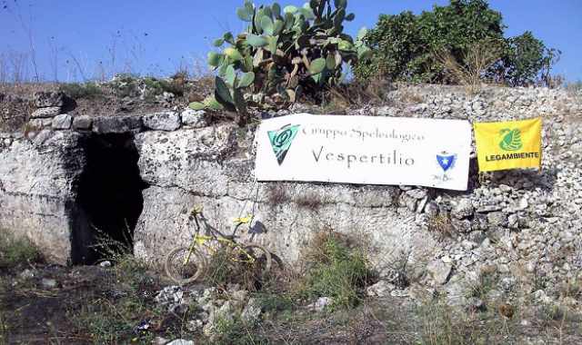 Tra topi e rifiuti, lo stato di abbandono dell'ipogeo La Caravella