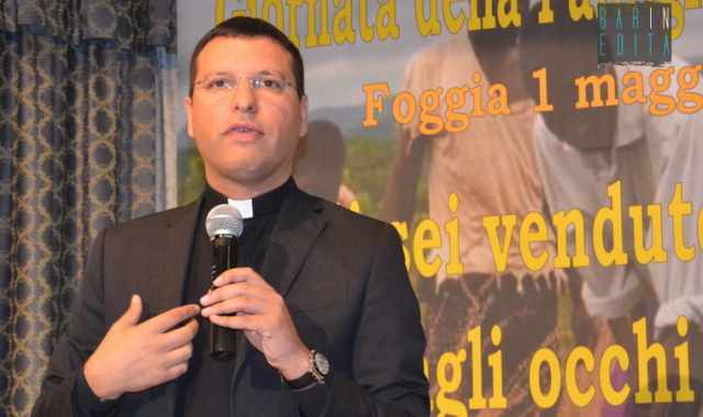 Don Merola, prete anticamorra: In Puglia la mafia dei colletti bianchi