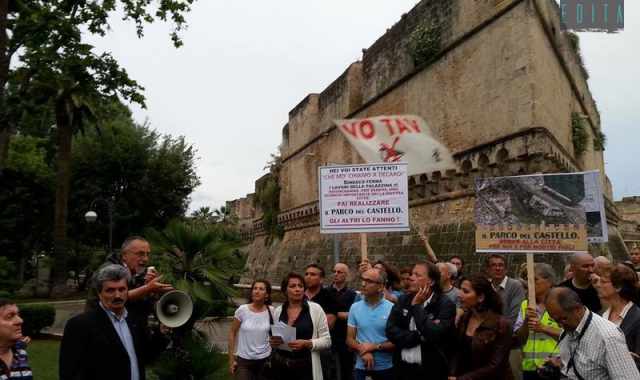 In 1200 firmano contro l'ecomostro del porto: Ma i lavori andranno avanti