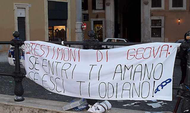 Fratello fa causa ai capi dei Testimoni di Geova: sono stato discriminato