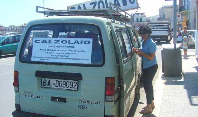 Mestieri anti crisi: una coppia di Bitonto si inventa il ''calzolaio itinerante''