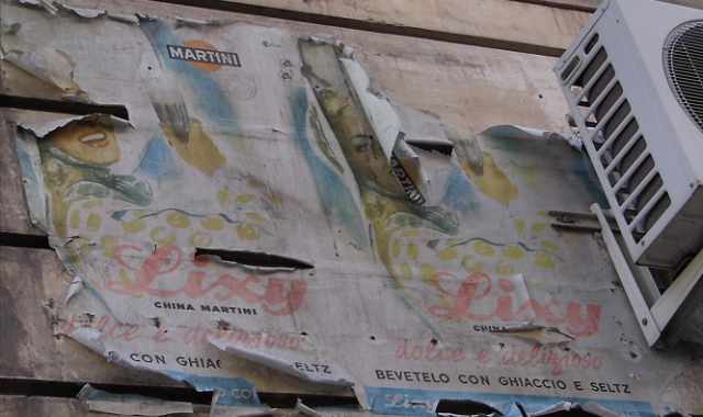 Via Nicolai, sul muro riemergono 3 manifesti storici: a rischio distruzione