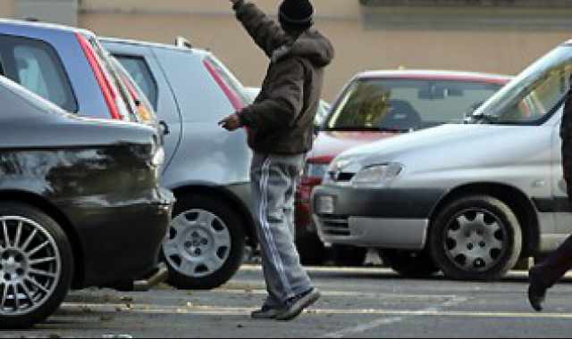 Parcheggiatori abusivi, dietro c' la malavita: Tutti i soldi a un capo 