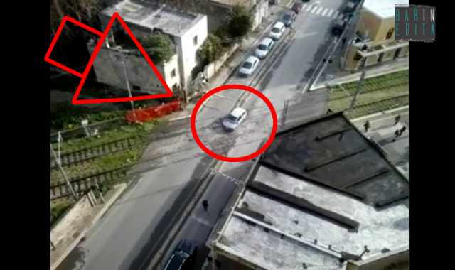 Bari, in via Oberdan il passaggio a livello dell'anarchia: video