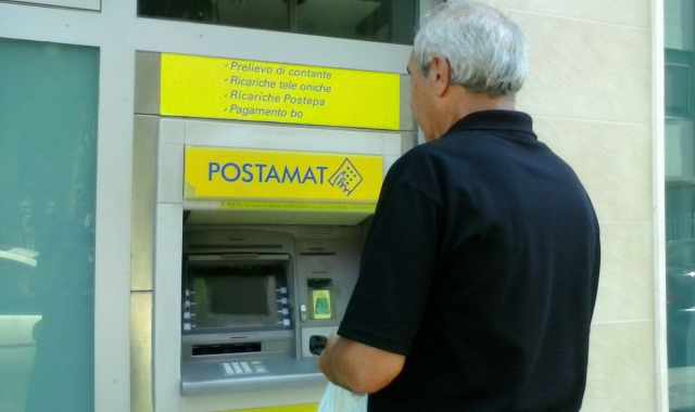  Manca la luce, Postamat bloccato: resta ore in attesa dei soldi incastrati
