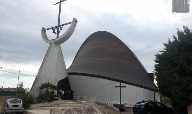 Rutigliano, uomo che piange sangue in chiesa: il prete ci sbatte la porta in faccia. Video