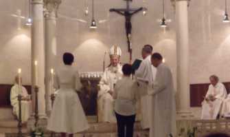 Abito e fede nuziale: due vergini si sposano. Con Ges�